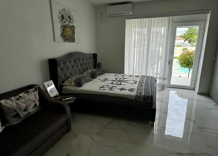 Reshkov Pool Apartments