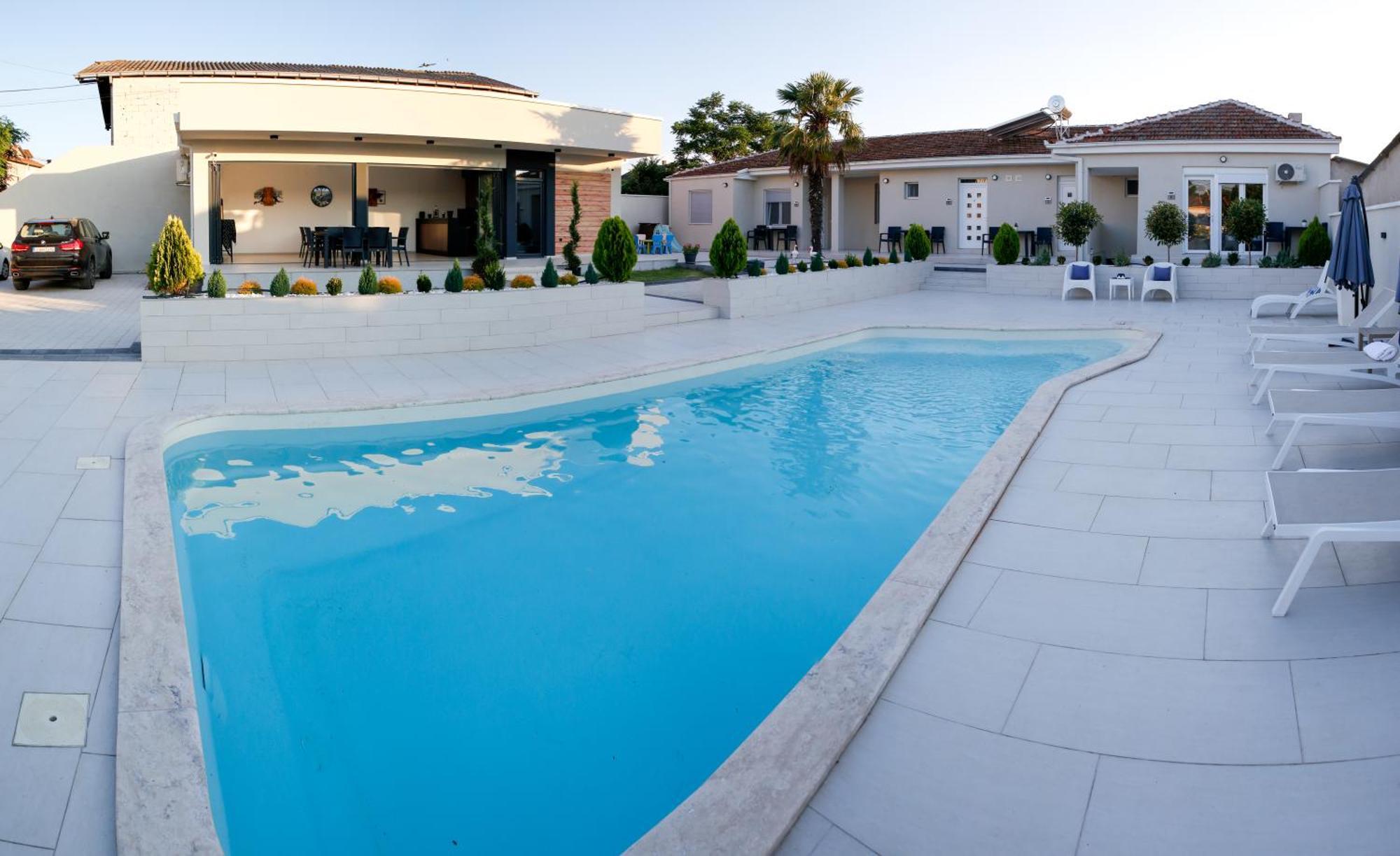 Reshkov Pool Appartement